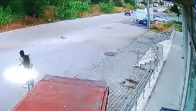 ATV'nin sürücüsü motora çarpıp kaçtı! O anlar kameralara yansıdı! - Resim : 1