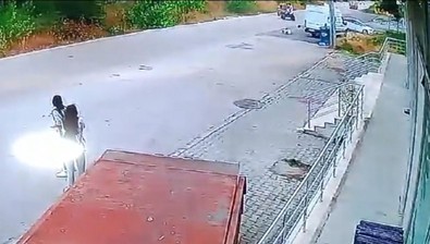 ATV'nin sürücüsü motora çarpıp kaçtı! O anlar kameralara yansıdı! - Resim : 2