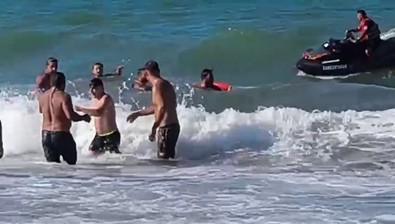 Sakarya’da can pazarı! Yasak olmasına rağmen denize girdi! Az daha canından oluyordu! Vatandaşlar ise film gibi seyretti! - Resim : 2