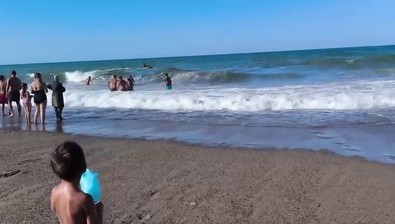 Sakarya’da can pazarı! Yasak olmasına rağmen denize girdi! Az daha canından oluyordu! Vatandaşlar ise film gibi seyretti! - Resim : 1