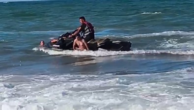 Sakarya’da can pazarı! Yasak olmasına rağmen denize girdi! Az daha canından oluyordu! Vatandaşlar ise film gibi seyretti! - Resim : 3