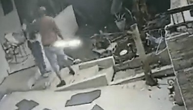 Hırsız bisikleti çalıp bahçeden kaçmak üzere duvardan atladı... Bisikletin sahibi arkasında belirince gözlerine inanamadı - Resim : 1
