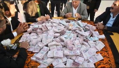 Aşiret düğününde 5 saat süren takı töreni sonrası sayılan para dudak uçuklattı - Resim : 1