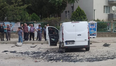 Bankaya para taşıyan minibüs ile cam yüklü kamyonet çarpıştı! - Resim : 1