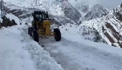 Şırnak'ta yoğun kar yağışı hayatı felç etti. 20 yerleşim yerinin yolu ulaşıma kapandı. Acil çalışmalar başladı - Resim : 2