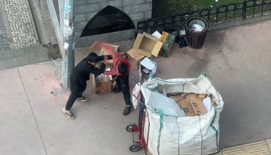 Karton toplayan çocuklar birbirine girdi! Yoldan geçen genç kız ayırdı! - Resim : 1