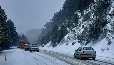 Kar kalınlığı 40 santimetreye ulaştı! Yol ağır vasıtalara kapatıldı - Resim : 1