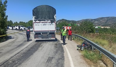 Isparta'da korkunç kaza! Kamyonla motosiklet feci şekilde çarpıştı! Kazada 14 yaşındaki iki çocuk hayatını kaybetti! Haberi alan aileler fenalık geçirdi - Resim : 1