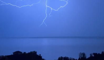 Bitlis'te şiddetli yağmur etkili oldu! Van Gölü üzerinde şimşekler geceyi aydınlattı - Resim : 1