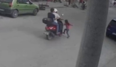 Motosiklet 4 yaşındaki çocuğa çarptı! O anlar kamerada! - Resim : 1