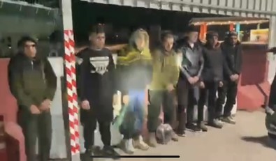 Biri bagajdan olmak üzere 6 kaçak göçmen çıktı! Suriyeli araç sürücüsü tutuklandı - Resim : 1
