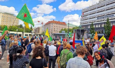 İsveç'te PKK yandaşları Türkiye yapılan anlaşmadan 3 gün sonra eylem yaptı - Resim : 2