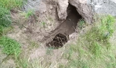 Defineciler tarafından saatlerce kazılan topraktaki delikten çıkan şey herkesi şaşkınlık yarattı... Eğer bulunmasalar orada çürüyeceklerdi - Resim : 1