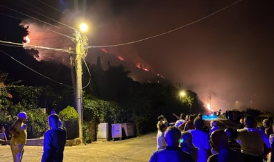 Çeşme'de ürküten yangın! Kontrol altına alındı - Resim : 1