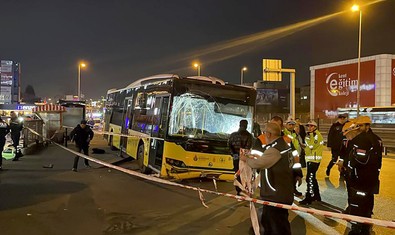 İstanbul'da feci kaza! İETT otobüsü durağa daldı ölü ve yaralılar var! Çok sayıda ekip sevk edildi - Resim : 1