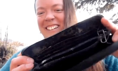 Sahilde gezerken gözüne tanıdık bir şey çarpan kadın, yaklaşıp yeniden baktı. Dünyanın en şaşırtıcı keşfini yaptığını dakikalar sonra ancak anlayabildi - Resim : 1