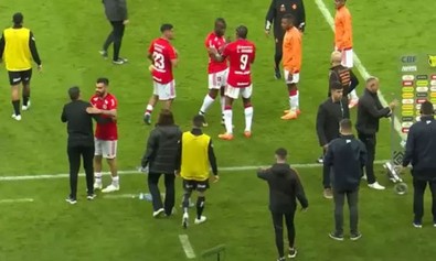 Fenerbahçe'nin eski yıldızı Enner Valencia çileden çıktı! Önce takım arkadaşıyla tartıştı sonra futbol direktörüne saldırdı - Resim : 1