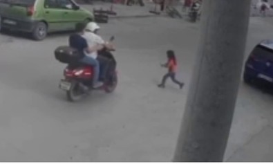 Motosiklet 4 yaşındaki çocuğa çarptı! O anlar kamerada! - Resim : 3