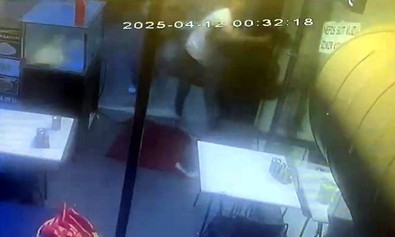 Avcılar’da iki grup arasında bıçaklı kavga! 19 yaşındaki genç kalbinden bıçaklanarak öldürüldü - Resim : 2