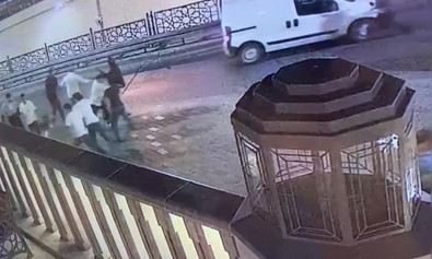 Taksim Meydanı'nda dehşet anları! 6 kişi bir kişiyi döverek öldürdü: 82 suç kayıtları çıktı - Resim : 2