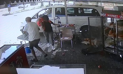 Saniyelerle kurtuldular! İki genç az daha minibüsün altında kalıyordu! - Resim : 1