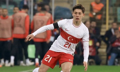 Real Madrin'in yıldız oyuncusu Arda Güler'in mutlu aile pozu! Annesi paylaştı, binlerce beğeni yağdı - Resim : 2