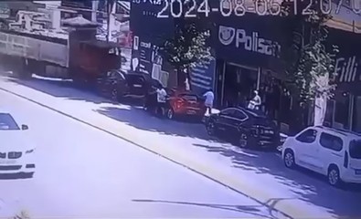 Freni boşalan kamyon adeta dehşet saçtı! 4 otomobile birden çarptı: O korku dolu anlar kamerada - Resim : 1