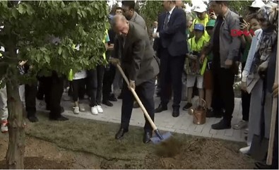 Cumhurbaşkanı Erdoğan Atatürk Havalimanı Millet Bahçesi’nde ilk fidanları gençlerle dikti - Resim : 2