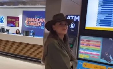 Serenay Sarıkaya ve Mert Demir Milano'da aşk tazeledi! Ünlü çift tatil dönüşü objektiflere yakalandı. - Resim : 1