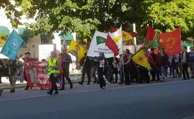 'Tedbir alındı' denmişti! İsveç sokaklarında yine YPG/PKK yandaşları yürüdü: Türk asıllı siyasetçi tepki gösterdi - Resim : 1