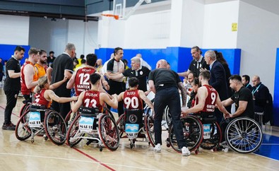 Kıran kırana derbi! Galatasaray, Fenerbahçe'yi yendi şampiyon oldu - Resim : 1