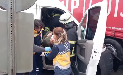 Tekirdağ'da tırla minibüs çarpıştı! Sıkışan sürücüyü itfaiye kurtardı - Resim : 1