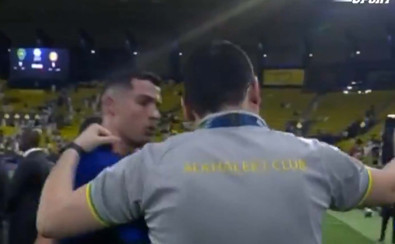Cristiano Ronaldo sinirlerine hâkim olamıyor! Selfie çekmek isteyen kişiye verdiği tepki olay oldu - Resim : 2
