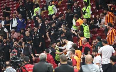 Galatasaray maçı öncesi olay çıktı! Taraftar dışarı çıkarıldı - Resim : 2
