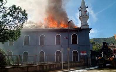 Bartın'da 564 yıldır ayakta olan cami alevlere teslim oldu - Resim : 1
