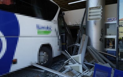 Faciadan dönüldü! Otobüs otogara daldı: Yaralılar var - Resim : 2
