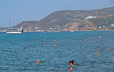 Antalya'nın turistik ilçesinde 2 gündür etkiliydi. Etkisini kaybedince herkes plajlara koştu - Resim : 1