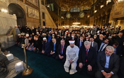 Ayasofya Camii'nde 88 yıl sonra ilk teravih namazı - Resim : 1