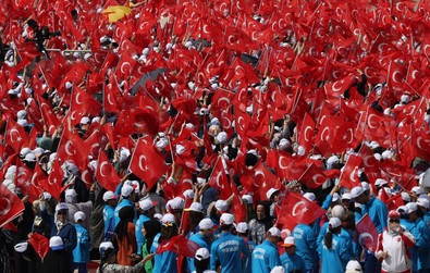 Cumhurbaşkanı Erdoğan Atatürk Havalimanı Millet Bahçesi’nde ilk fidanları gençlerle dikti - Resim : 1