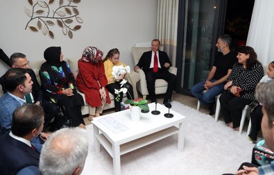 Küçük kızın mektubu Cumhurbaşkanı Erdoğan'ı duygulandırdı: Beni ağlatacak şeyler koymuşsun! - Resim : 1