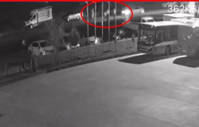 Batman'da aynı aileden 4 kişinin ölümüne neden olmuştu! O feci kazanın güvenlik kamerası ortaya çıktı! Aile fertleri metrelerce havaya savruldu! - Resim : 1