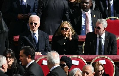 Papa'nın cenazesine Trump damga vurdu! Hareketleri ve kıyafeti ile herkes onu konuştu! - Resim : 2