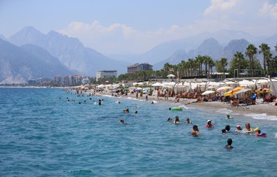 Antalya'da termometreler sınırları zorladı: Sıcaktan bunalanlar kendini denize attı! - Resim : 1