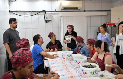 Antalya'da özel çocuklar diktikleri zeytinlerin ilk mahsullerini tek tek topladı - Resim : 1