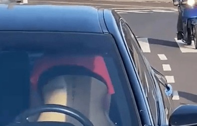 Trafikte bir arabanın ön koltuğuna bakanlar gözlerine inanamadı. Şoku atlatır atlatmaz hemen polis ekiplerini aradılar - Resim : 1
