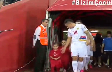 Türkiye-Ermenistan maçına damga vuran olay! Ermeni futbolcunun elini tutmak istediği çocuk öyle bir tepki verdi ki herkes konuşuyor - Resim : 1