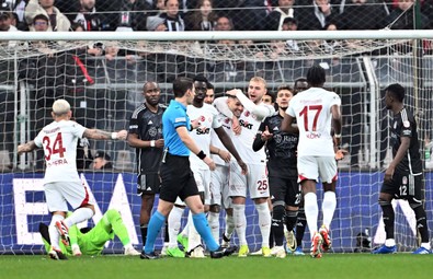 O paylaşım kızdırdı! Hasan Arat ile Galatasaraylı yöneticiler arasında gerginlik çıktı! Feyyaz Uçar, protokol tribününde yaşananları anlattı! - Resim : 1