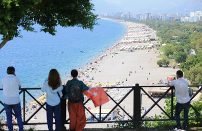 Antalya'da termometreler sınırları zorladı: Sıcaktan bunalanlar kendini denize attı! - Resim : 2