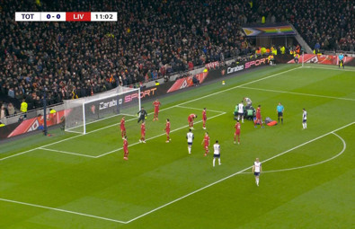 Tottenham- Liverpool maçında korku dolu anlar! Yıldız futbolcu bir anda yere yığıldı, hastaneye kaldırıldı - Resim : 1
