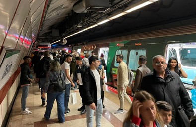 İstanbul'da metroda ray çatlağı! Seferler aksadı, vatandaşlar isyan etti - Resim : 1